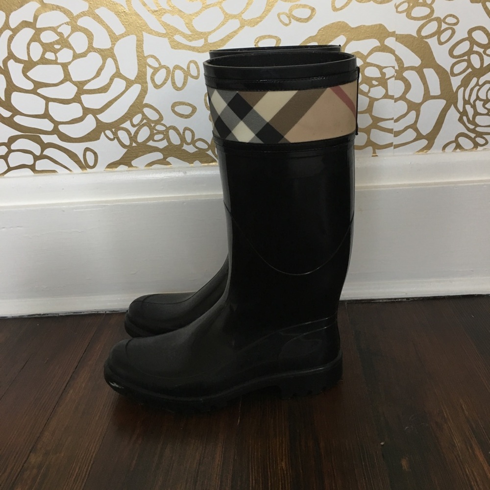 Burberry Black Rain Boots with Beige/White Check Cuff - Picture 3 of 6